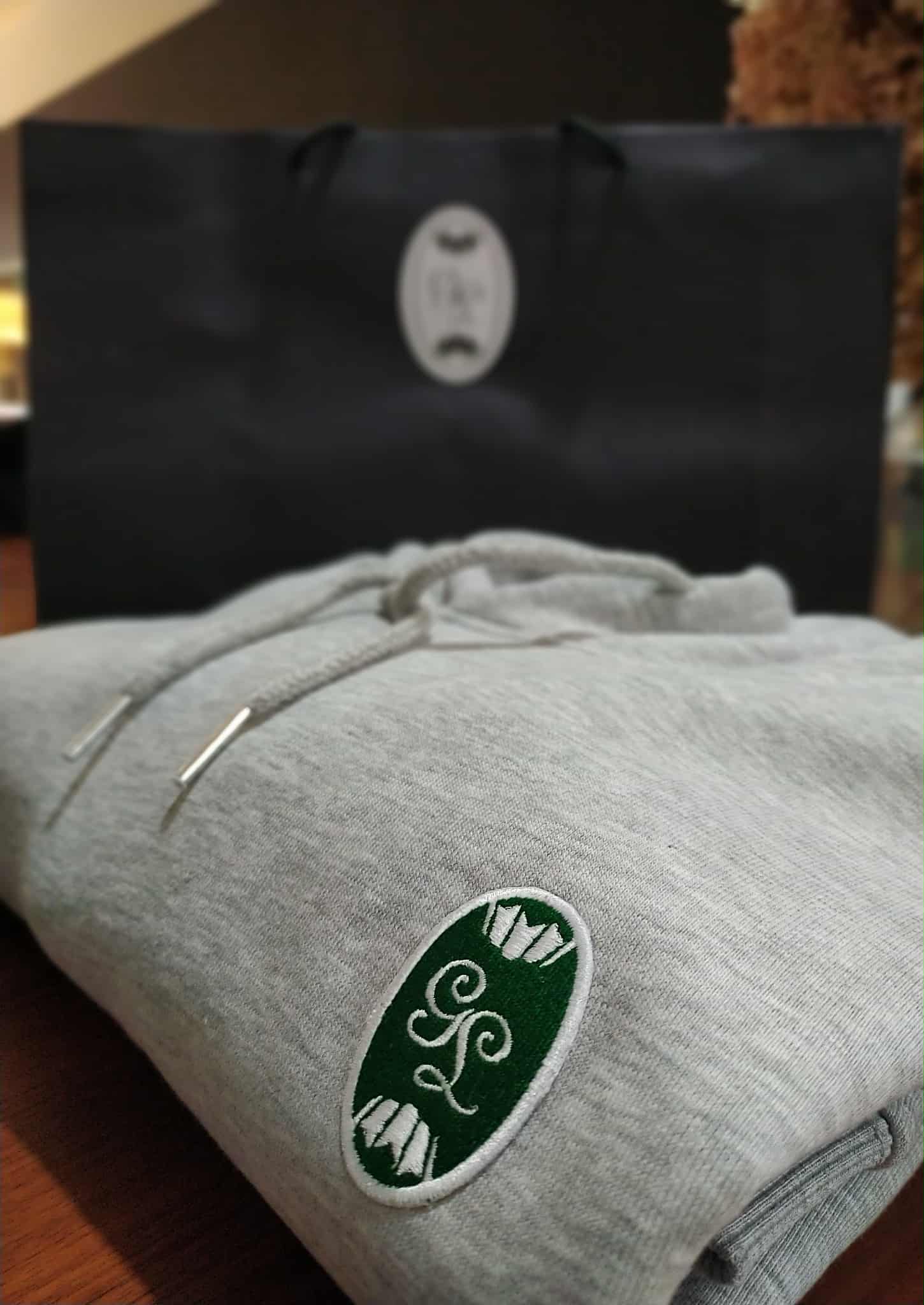 Sweat à capuche homme éco-responsable Léon fabriqué en France. Gaga de L à Auxerre.